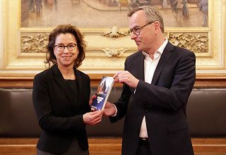 Der Hamburgische Beauftragte für Datenschutz und Informationsfreiheit Thomas Fuchs überreicht Präsidentin Carola Veit den 32. Tätigkeitsbericht.
