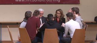 Bundespräsident Frank Walter Steinmeier und Bürgerschaftspräsidentin Carola Veit sitzen mit einigen Jugendlichen im Kreis und diskutieren.