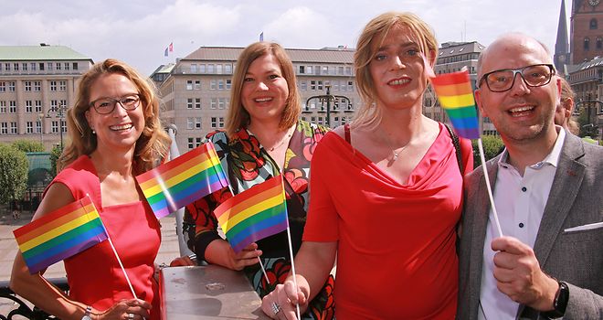 Gruppenbild Carola Veit, Katharina Fegebank, CSD-Aktivist/-in, Dr. Till Steffen mit Regenbogenfähnchen auf dem Rathaus-Balkon