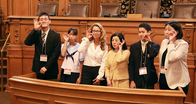 Gruppenfoto Präsidentin und drei Jugendliche der Jugendfeuerwehr von Osaka