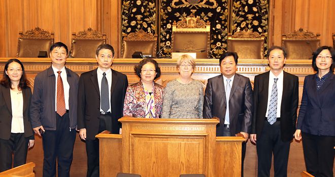 Gruppenfoto von Vizepräsidentin Duden mit der Delegation der politischen Konsultativkonferenz des chinesischen Volkes aus Shanghai