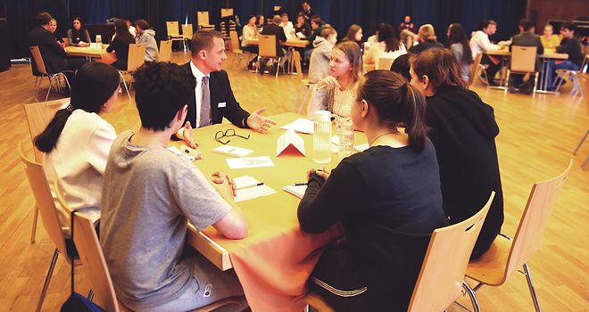 Abgeordneter der Hamburgischen Bürgerschaft Richard Seelmaecker diskutiert mit Schülerinnen und Schülern