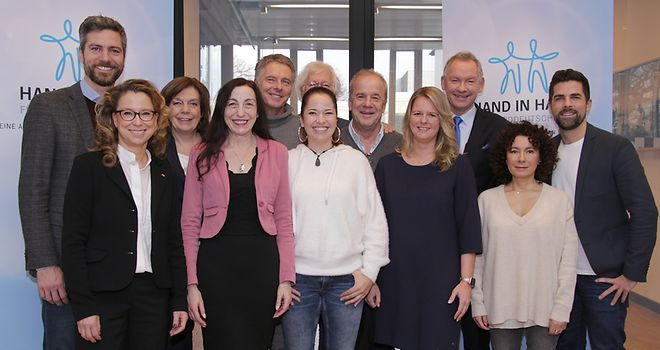 Gruppenfoto mit Präsidentin Veit und Prominenten bei der NDR Spendenaktion