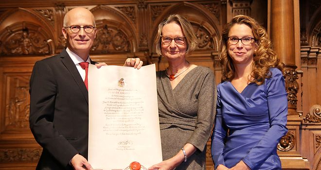 Präsidentin Carola Veit mit Bürgermeister Peter Tschentscher und Dr. Kirsten Boie, die die Urkunde der Ehrenbürgerwürde präsentieren