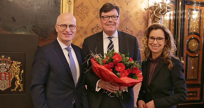 Erster Bürgermeister Dr. Peter Tschentscher mit Friedrich-Joachim Mehmel und Bürgerschaftspräsidentin Carola Veit