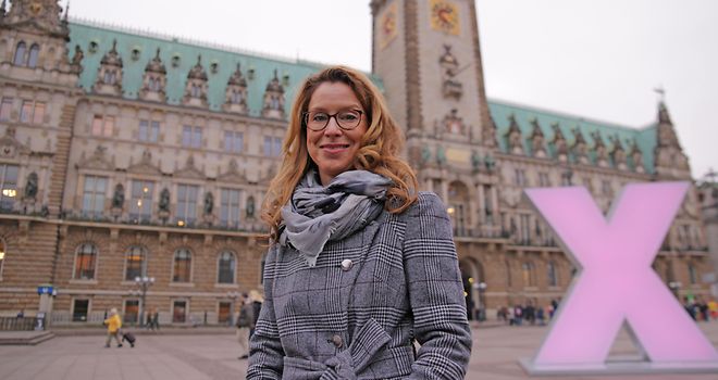 Bürgerschaftspräsidentin Carola Veit weiht 3 Meter hohes X auf dem Rathausmarkt ein