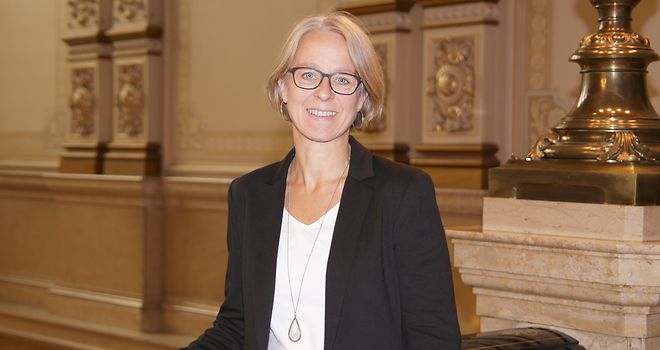 Die neue Pressesprecherin der Bürgerschaftskanzlei Barbara Ketelhut im Rathaus vor der Bürgerschaftstreppe.