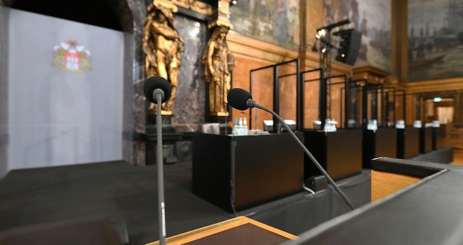 Rednerpult im Großen Festsaal des Rathauses. Im Hintergrund sind die Sitzplätze des Präsidiums zu erkennen.