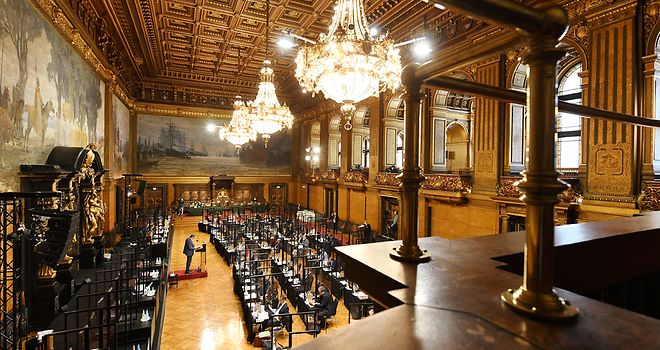 Blick von der Orchesterempore in den Großen Festsaal des Rathauses, in dem gerade eine Bürgerschaftssitzung stattfindet.