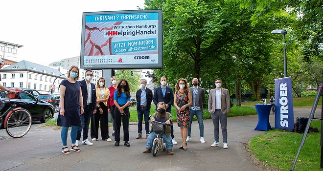 Gruppenfoto im Freien von den Jury-Mitgliedern der Aktion HHelping Hands mit Schirmherrin Carola Veit.