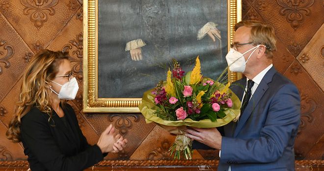 Präsidentin Carola Veit überreicht dem neu gewählten Datenschutzbeauftragten Thomas Fuchs Blumen