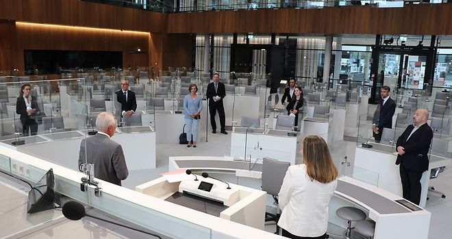 Die Mitglieder des Präsidiums der Hamburgischen Bürgerschaft sowie Dr. Gabriele Andretta stehen im Plenarsaal des niedersächsischen Landtags.