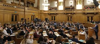 Blick auf eine Bürgerschaftssitzung im Plenarsaal. Die Abgeordneten klatschen.