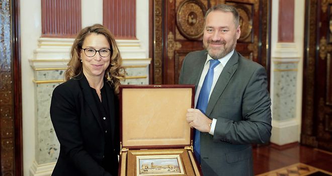 Carola Veit und der Vorsitzende der Gesetzgebenden Versammlung St. Petersburg Alexander Belskij posieren nebeneinander für ein Foto.