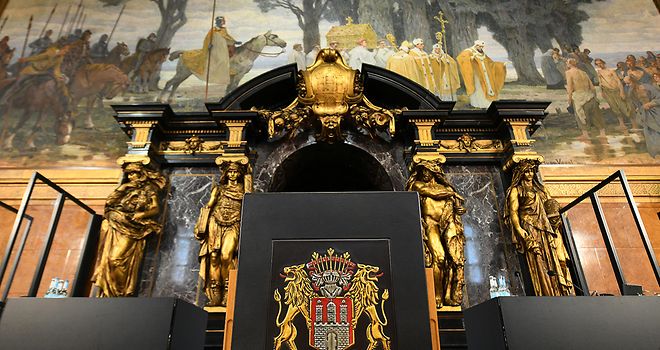 Rednerpult, auf dem sich das Hamburg-Wappen befindet, bei einer Bürgerschaftssitzung im Großen Festsaal.