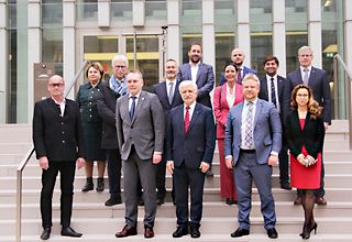 Die Mitglieder des Standing Committee der Ostseeparlamentarierkonferenz (BSPC) posieren für ein Foto.