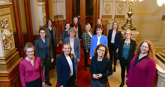 Die Frauen in Führungspositionen der Bürgerschaftskanzlei stehen zusammen im Treppenhaus des Rathauses.