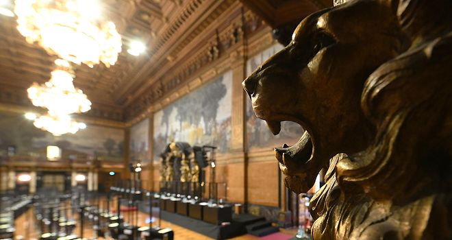 Aufbau einer Bürgerschaftssitzung im Großen Festsaal des Rathauses. Im Vordergrund des Bildes ist eine Löwen-Skulptur zu sehen.