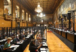 Eine Bürgerschaftssitzung findet im Großen Festsaal des Rathauses statt. Zwischen den Abgeordneten befinden sich Trennwände.