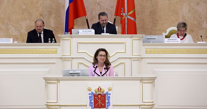 Carola Veit steht am Rednerpult des St. Petersburger Parlament.