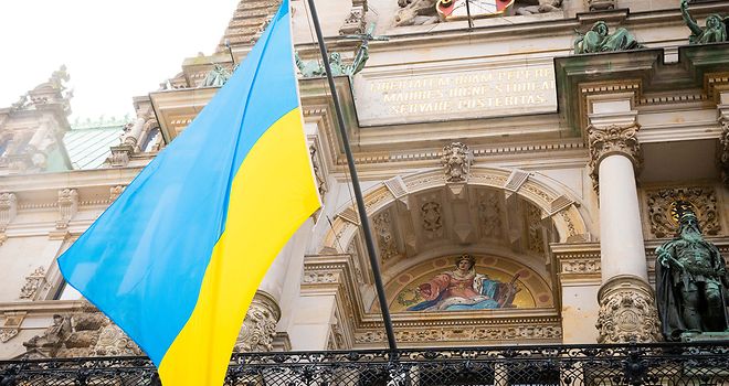 Es ist die blau-gelbe Flagge der Ukraine am Rathausturm zu sehen.