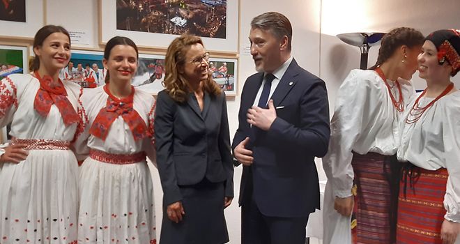 Frontales Gruppenfoto mit Präsidentin Carola Veit und Generalkonsul Kristijan Tušek in der Mitte und Kroatinnen in Tracht daneben