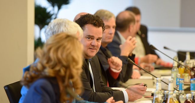 Ausschnitt einer Ausschusssitzung mit diskutierenden Abgeordneten. Präsidentin Carola Veit vorne links erkennbar. Bildmitte Olaf Steinbiß.