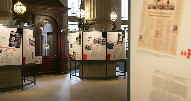 Foto mehrerer Informationstafeln der Ausstellung in der Rathausdiele.