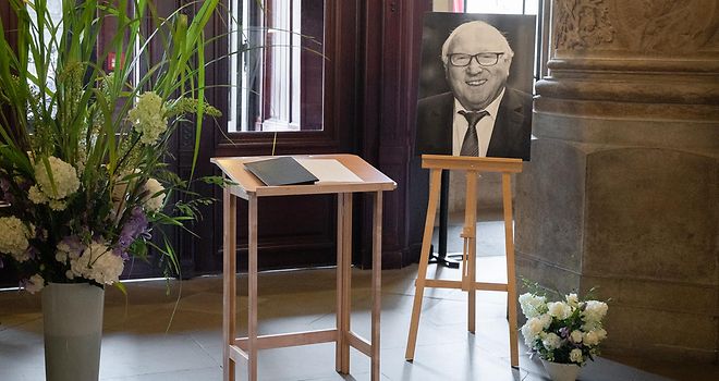 Das Kondolenzbuch liegt auf einem kleinen Tisch in der Rathausdiele. Daneben steht ein Foto von Uwe Seeler sowie ein Blumenstrauß.