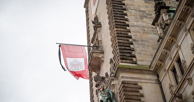 Die Trauerbeflaggung weht am Rathausturm.