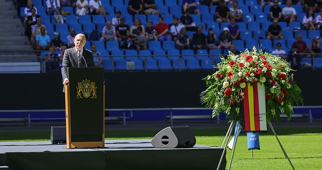 Bernd Neuendorf, Präsident des Deutschen Fußball-Bundes steht am Redepult, links im Bild ein Trauerkranz
