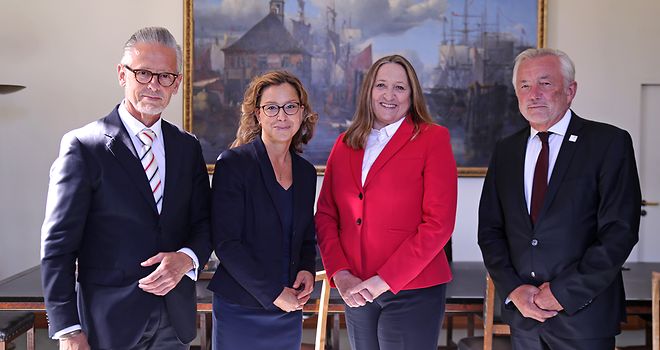 Gruppenfoto von Hamburgs Direktor Johannes Düwel, Präsidentin Carola Veit, Präsidentin Dr. Gabriela Andretta und Direktor Udo Winkelmann vom niedersächsischen Landtag.