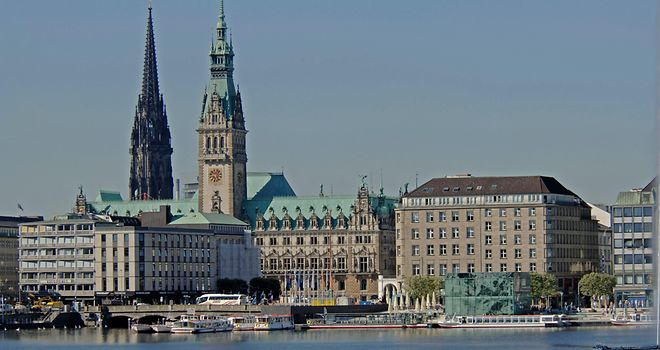 Blick über die Alster auf das Hamburger Rathaus.
