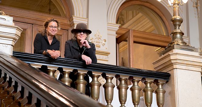 Präsidentin Carola Veit und Udo Lindenberg stehen nebeneinander und lehnen sich über das Geländer Bürgerschaftstreppe.