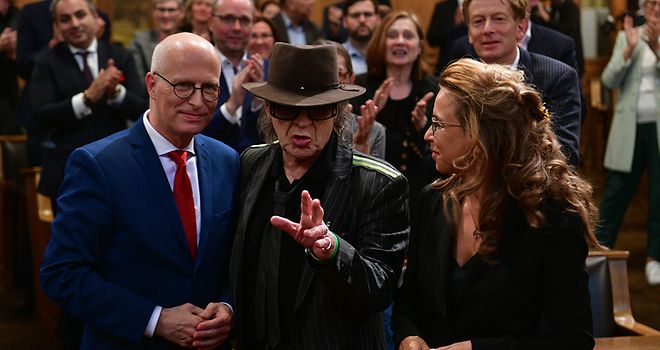 Gruppenfoto von Erstem Bürgermeister Dr. Peter Tschentscher, Neu-Ehrenbürger Udo Lindenberg und Präsidentin Carola Veit. vor dem Plenum.