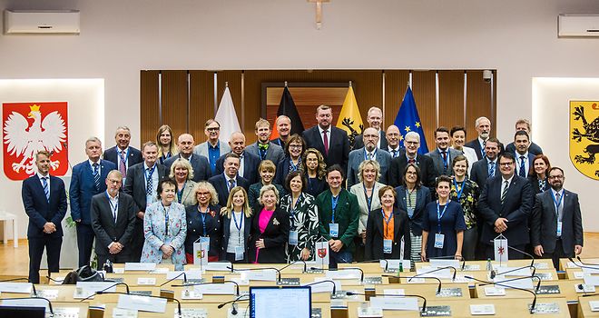 Gruppenfoto aller Teilnehmerinnen und Teilnehmer des Parlamentsforums.