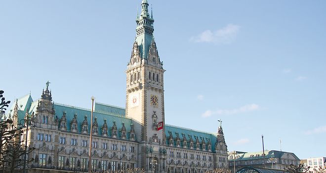 Hamburger Rathaus von vorne aus der Froschperspektive