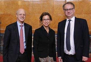 Christian Ancker, Carola Veit und Tomáš Kafka posieren nebeneinander für ein Foto.