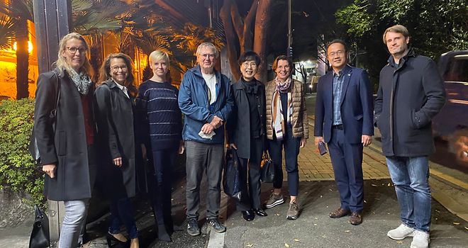 Gruppenfoto draußen am Abend mit der Delegation der Bürgerschaft und Honorarkunsulin von Busan Prof. Chung.