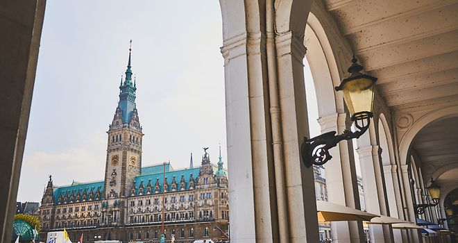 Blick durch die Alster Arkaden auf das Hamburger Rathaus.