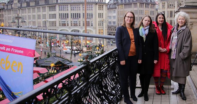Gruppenfoto von Mareike Engels, Dr. Melanie Leonhard und den beiden Vertreterinnen von Terre des Femmes auf dem Rathausbalkon.