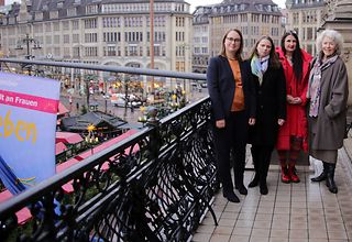 Gruppenfoto von Mareike Engels, Dr. Melanie Leonhard und den beiden Vertreterinnen von Terre des Femmes auf dem Rathausbalkon.