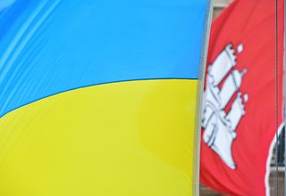 Ukrainische Flagge und Hamburger Flagge