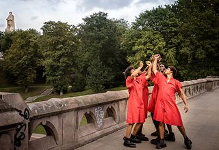 Fünf Tänzer bei einer Performance beim Bismarck Dekolonial Kultursommer 2021. Im Hintergrund das Bismarck-Denkmal im Alten Elbpark.d