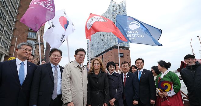 Gruppenfoto der Busan-Delegation vor der Elbphilharmonie.