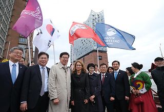 Gruppenfoto der Busan-Delegation vor der Elbphilharmonie.