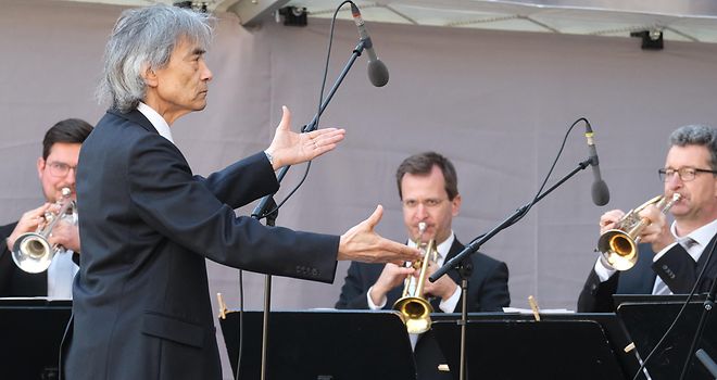 Kent Nagano beim Dirigieren des Orchesters.
