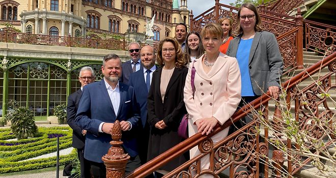 Das Präsidium und der Direktor der Hamburgischen Bürgerschaft gemeinsam mit der ersten Vizepräsidentin und dem Direktor des Landtags Mecklenburg-Vorpommern vor dem Schloss Schwerin.