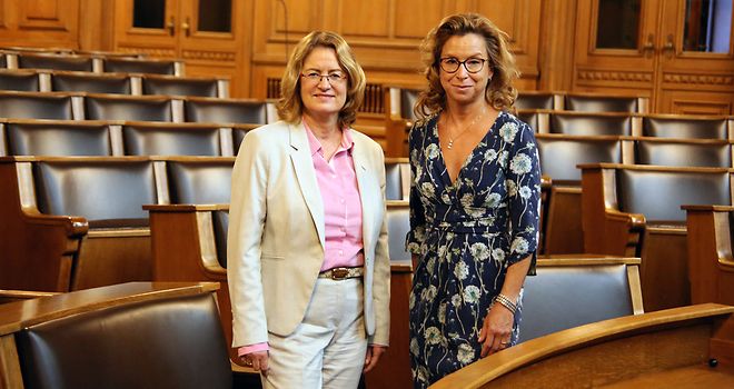 Antje Grotheer und Carola Veit posieren für ein Foto im Plenarsaal des Rathauses.