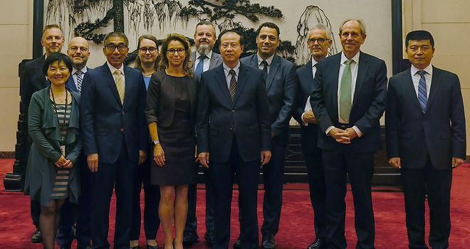 Gruppenbild: Das Präsidium der Bürgerschaft mit Dr. Fu Zijing, Vorsitzender des Auswärtigen Ausschusses beim Nationalen Volkskongress in Peking, und weiteren Mitglieder des Ausschusses.